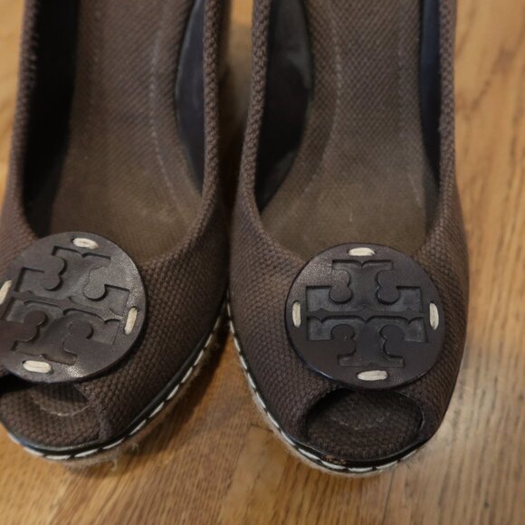 TORY BURCH brown wedge shoes 10 peep hole espadrille canvas vacation boho logo - Picture 3 of 11